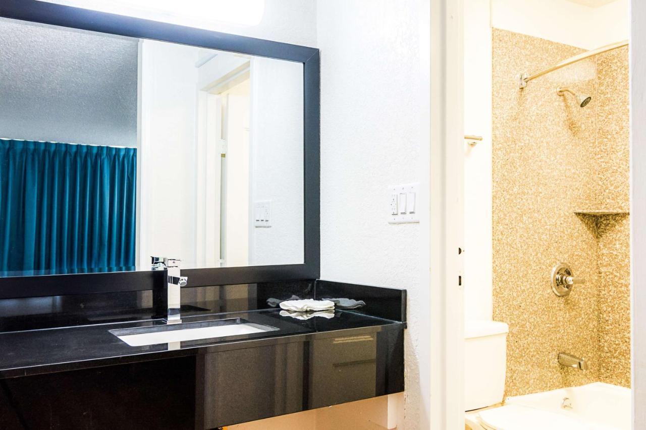 Econo Lodge آشبورو المظهر الخارجي الصورة