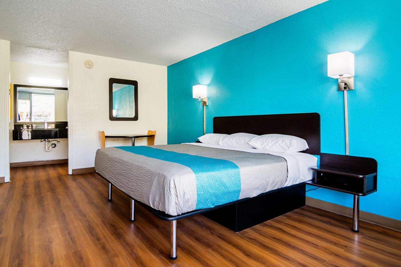 Econo Lodge آشبورو المظهر الخارجي الصورة