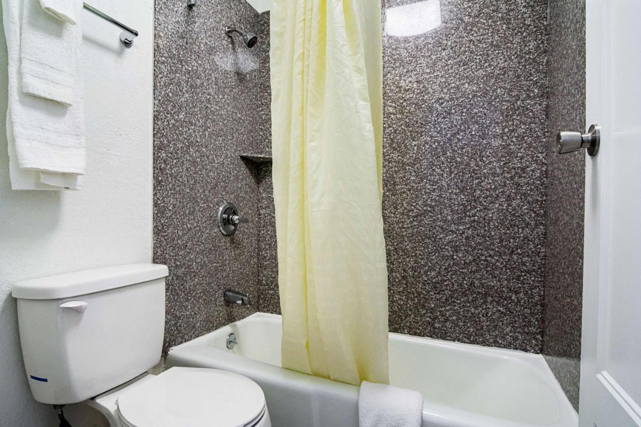 Econo Lodge آشبورو المظهر الخارجي الصورة