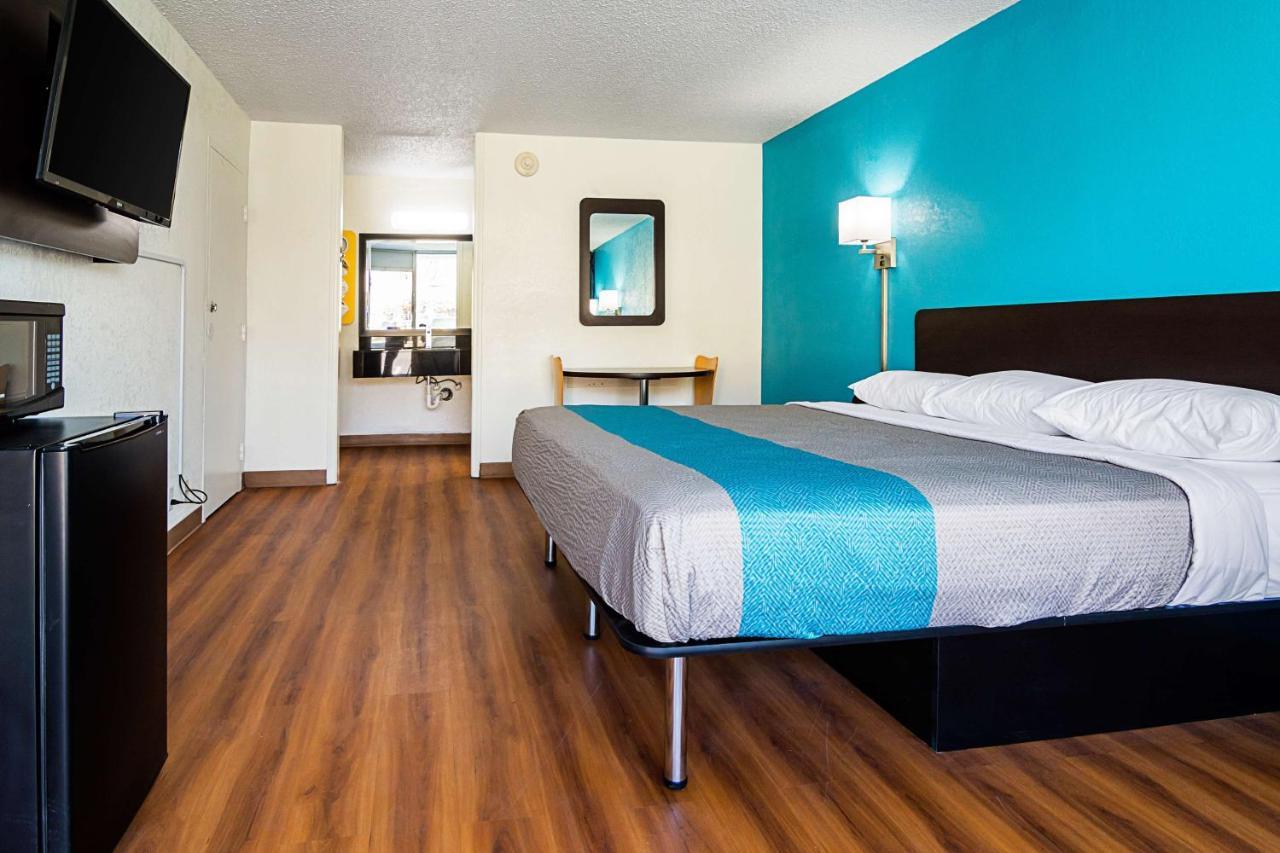 Econo Lodge آشبورو المظهر الخارجي الصورة