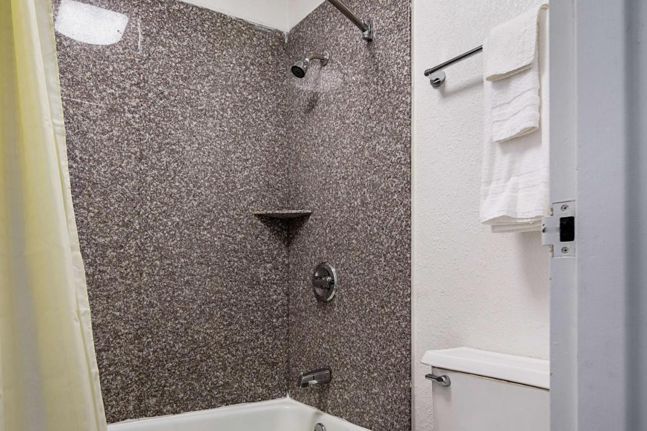 Econo Lodge آشبورو المظهر الخارجي الصورة